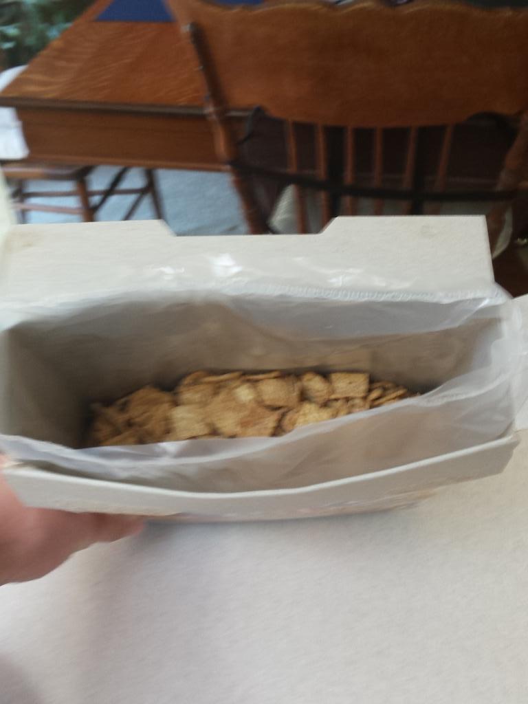 DCIJunkie's tweet photo. I have yet to pour a single flake of goodness from this box of Cinnamon Toast Crunch. #NotEvenCloseToFull #RipOff http://t.co/GctMdiEabO