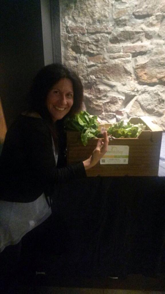 Rafa_Bcn's tweet photo. Paola encantada con su cesta ecológica de @Verdallar! Calidad y sabor 100%natural en la expo #elles de @AraMesArt http://t.co/poGyDeeNaJ