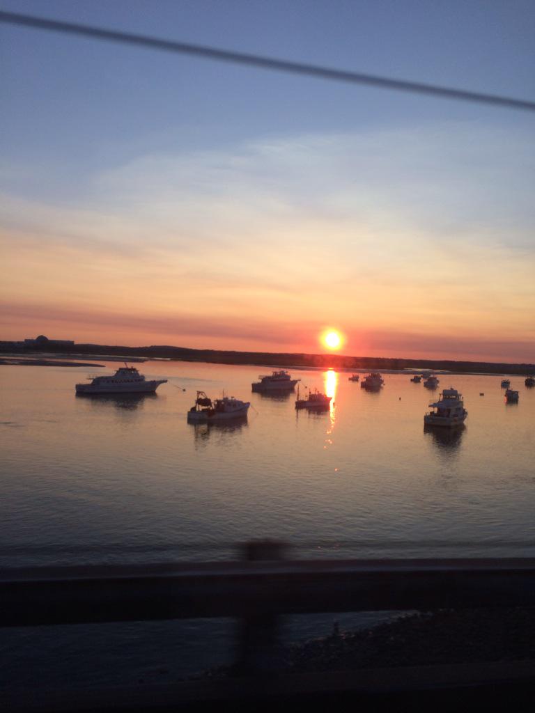 SrtaCatherineH's tweet photo. Estoy en New Hampshire y la puesta del sol es muy bonita en el agua. Ahora, voy a "Down River" para el helado. http://t.co/qp7ZcYlgig