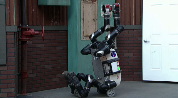 TeamAozora's tweet photo. @NASAJPL's  #robosimian is impressive! Weird, non bi-pidel. Elegant design (only 1 actuator in the entire robot!) http://t.co/owuxrT6FZI