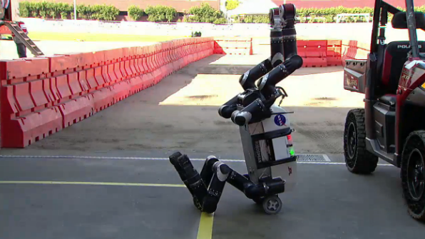 TeamAozora's tweet photo. @NASAJPL's  #robosimian is impressive! Weird, non bi-pidel. Elegant design (only 1 actuator in the entire robot!) http://t.co/owuxrT6FZI