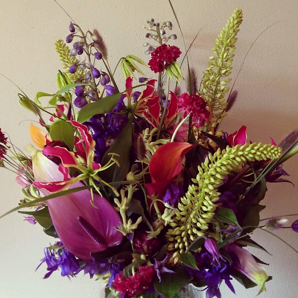 Hoe kan het anders met dit weer. Een heerlijk #zomers #boeket #anthurium #gloriosa #eremurus #scabiosa en nog meer!