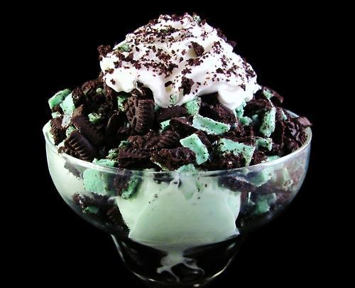 FoodPornAww's tweet photo. Double Mint Oreo Sundae http://t.co/kiP9lo3qwU