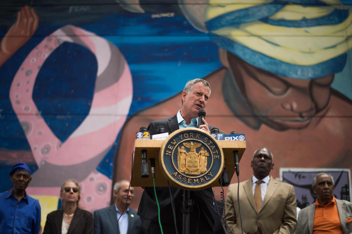 NYCMayorsOffice's tweet photo. In Harlem today, Mayor @BilldeBlasio called on New Yorkers to stand up for affordable housing: http://t.co/qbILKl93TU http://t.co/Y4ur1ZCF8X