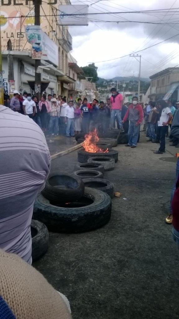 En #Teotitlan y #Tlaxiaco #Oaxaca los pobladores se unen a los maestros en desalojar y prohibir entr CG2H7wpUIAAoXob