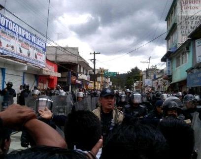 En #Teotitlan y #Tlaxiaco #Oaxaca los pobladores se unen a los maestros en desalojar y prohibir entr CG2H8PQVAAIurKv