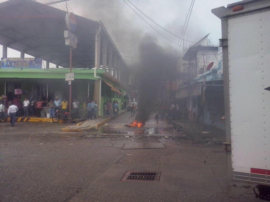 En #Teotitlan y #Tlaxiaco #Oaxaca los pobladores se unen a los maestros en desalojar y prohibir entr CG2H8T3UIAAGGlo