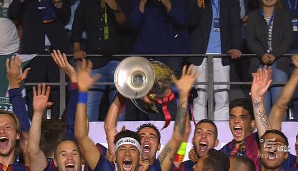 footmercato's tweet photo. Le capitaine du Barça Xavi lève la Ligue des Champions dans le ciel de Berlin ! #JuveFCB http://t.co/aJiMqraYa6