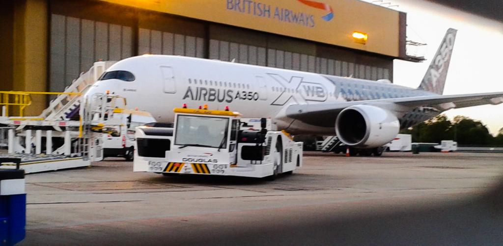 Justfayelouise's tweet photo. The magnificent #A350 at #BAOpenDay @HeathrowAirport 😆😆 http://t.co/J9HzopunGV