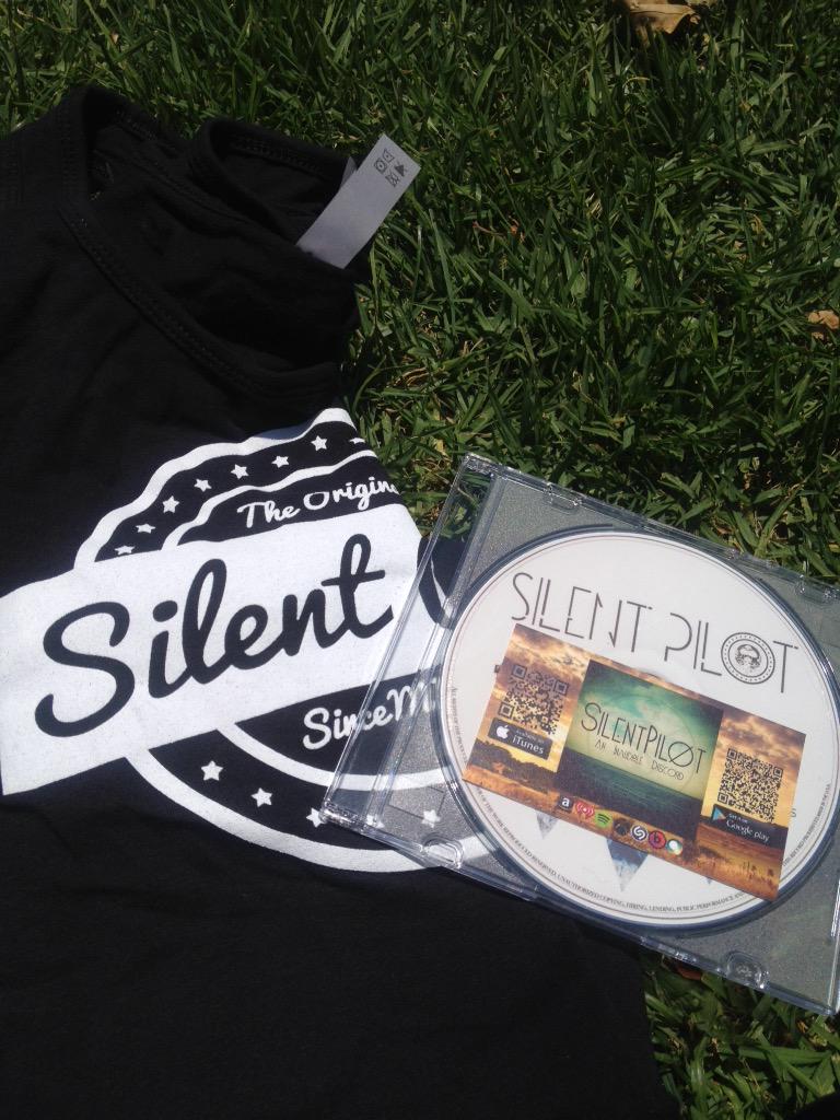 amr3always's tweet photo. @silent_pilot merch table hooked me up !!!!! #silentpilot AAAYYYYEEEEE http://t.co/qRDArhYdis