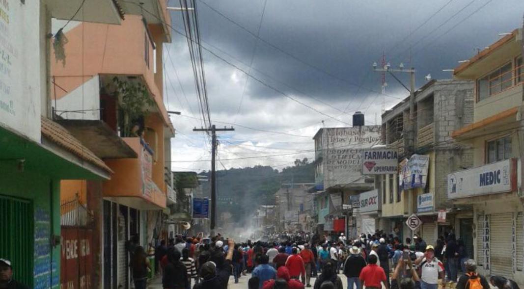 En #Teotitlan y #Tlaxiaco #Oaxaca los pobladores se unen a los maestros en desalojar y prohibir entr CG2MtrBUkAAi9pp