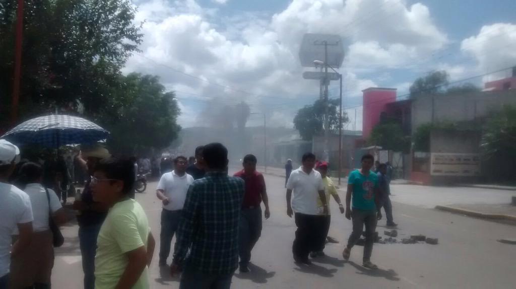 proamboax's tweet photo. Maestros de la #Sección22 siguen resistiendo en #Huajuapan de León, #Oaxaca #BoicotElectoral http://t.co/uIFLiTVq7V