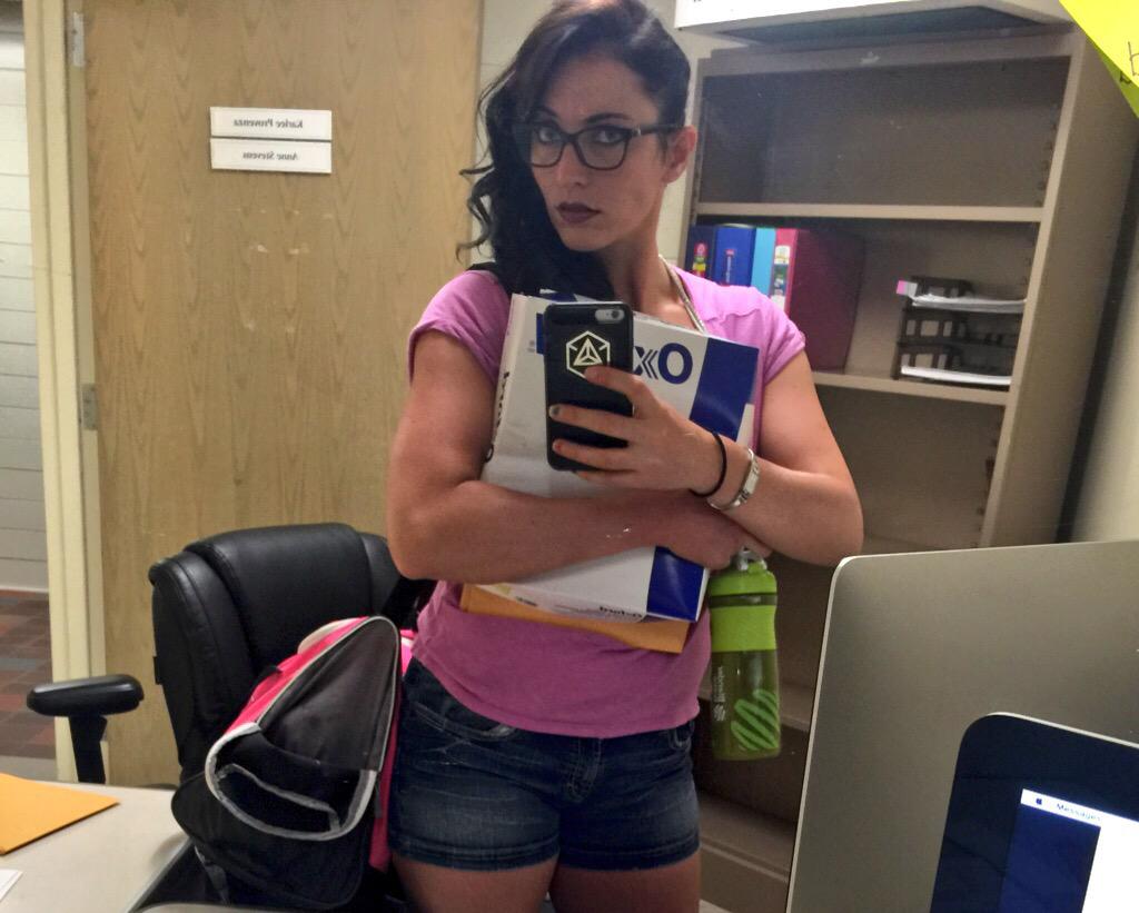 BuffGirlProbs's tweet photo. Can't go to work without gym bag, shaker bottle, or isolator bag http://t.co/uykfCStLd8