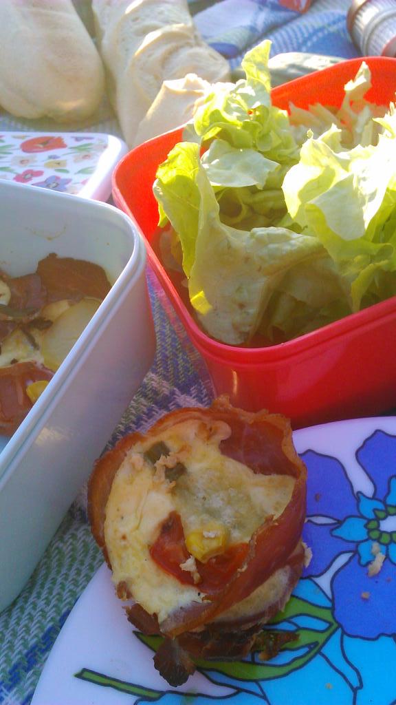 MaisondelaRoche's tweet image. Evening picnic by the lake #Homps #maisondelaroche Recognise these? @Hollywood_wife