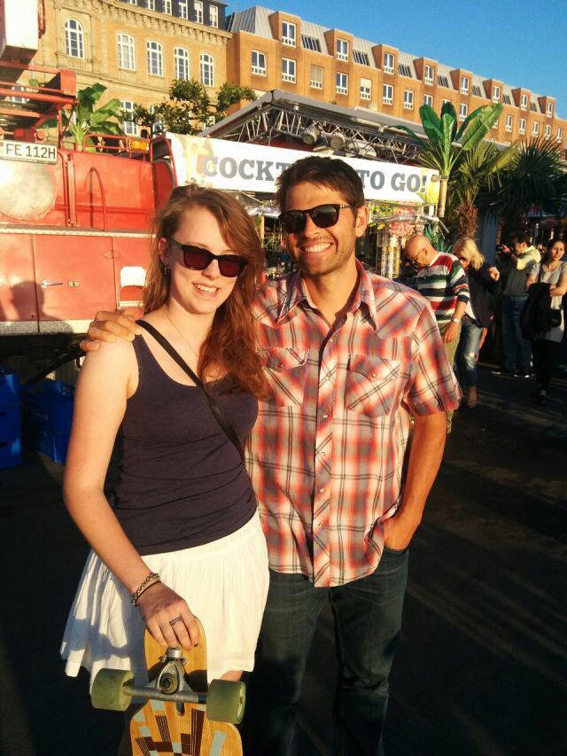 mishacollins's tweet photo. A cautionary tale: photos with passing strangers can send a strong message! BE AWARE OF YOUR SURROUNDINGS! http://t.co/W87QFVpJAh