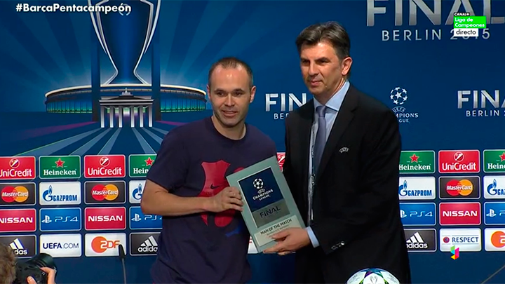 MPlusDeportes's tweet photo. Los años pasan, la magia perdura.
Andrés Iniesta, elegido mejor jugador de la final.
#BarçaPentacampeón http://t.co/yKrYov2c1Y