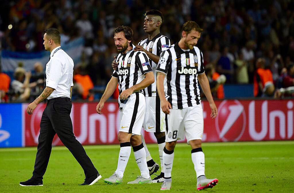 KalshiTen's tweet photo. Pogba, joven promesa de 22 años, consuela a Pirlo, leyenda de 36 años. FÚTBOL http://t.co/i3A75FT6KE