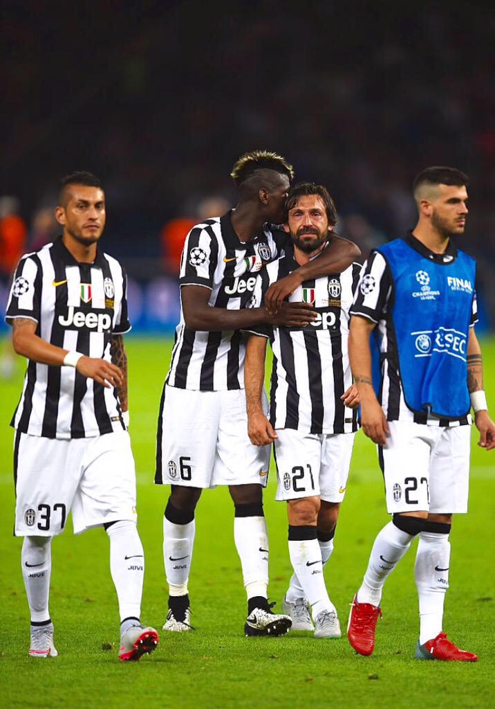 KalshiTen's tweet photo. Pogba, joven promesa de 22 años, consuela a Pirlo, leyenda de 36 años. FÚTBOL http://t.co/i3A75FT6KE