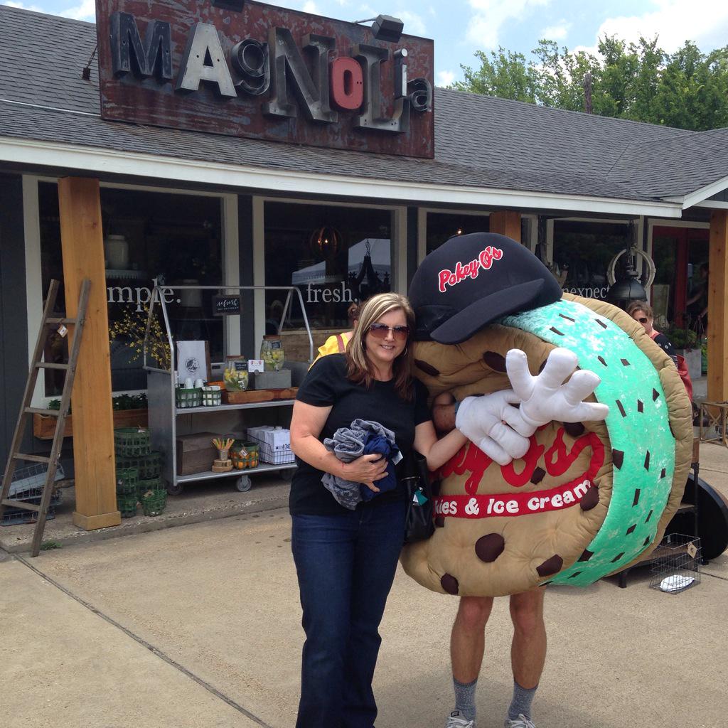 ebeth266's tweet image. I think I found Chip Gaines today while I was at Magnolia Market ! Poor guy must have been melting ! It was SO hot .