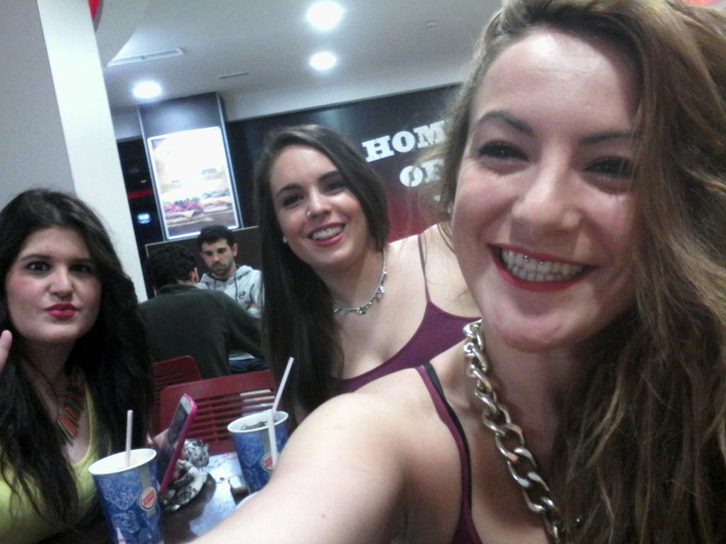 ReichMonroe's tweet photo. Un poquito de burguer con mis guapis @Marta_0795 y @ponxy08 http://t.co/v9jQHNwQ5q