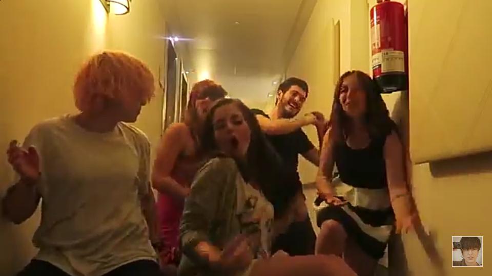 Tobdite's tweet photo. CUANDO ZARPA EL AMOOOR #YellowMellow #ElvisaYomastercard #AbiPower #AndreaCompton http://t.co/OYF1l3Yzvb