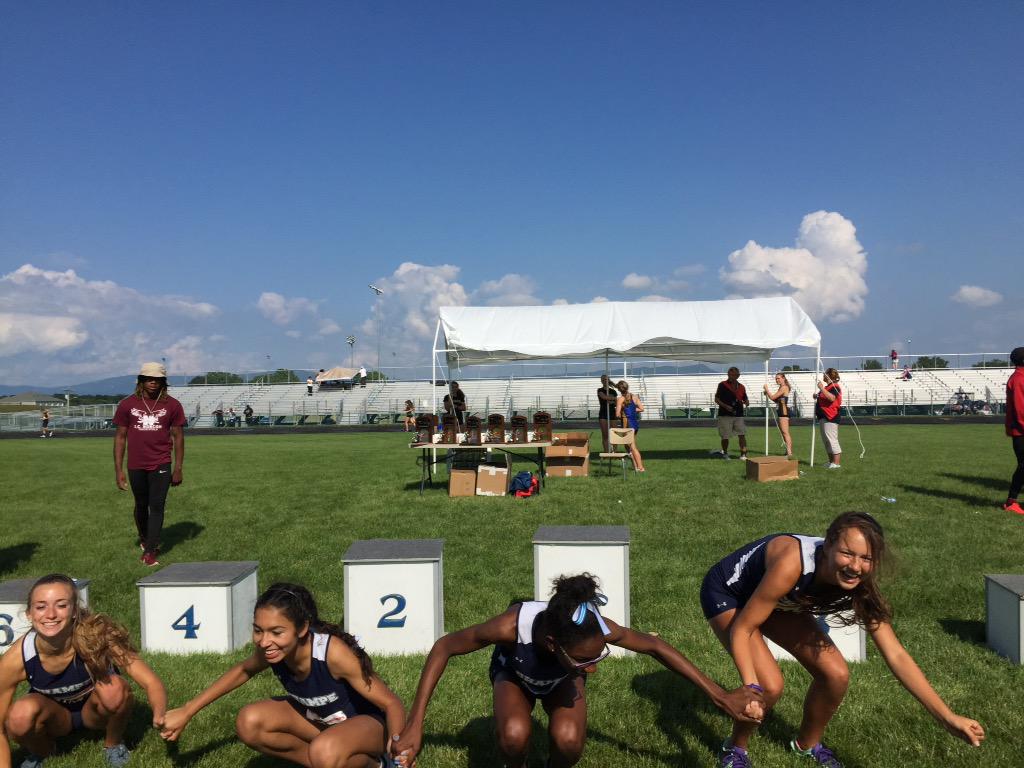 jordanmckinneyy's tweet photo. i'm so proud of our 4x4 team🏃👟💙#6thinthestate #allfreshmen  @aniahh_bryant @aryanatomlinson @calliemarie33 http://t.co/aUGIWCldYf