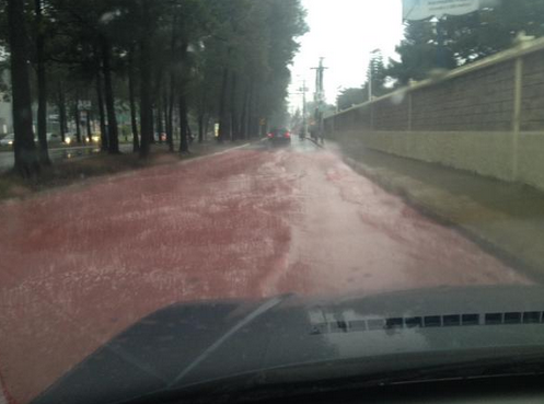 Guatevision_tv's tweet photo. Reportan agua color rojiza con olor a alcohol en zona 11, carril auxiliar H. Hermano Pedro @MLV_ #Guatevision http://t.co/dRloH4p7s7