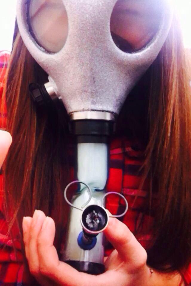 BakedBabes's tweet photo. Gas Mask💨 @AutumnNorton_ http://t.co/2upMgtPjjh
