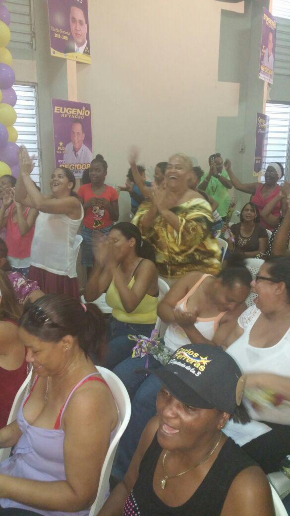 vl_viloria's tweet photo. Disfrutando su actividad #CarlosFenMadres @rdepena @Kar_Betty @ferreras_carlos @vanessa_mateo http://t.co/c0XwiBvpNl