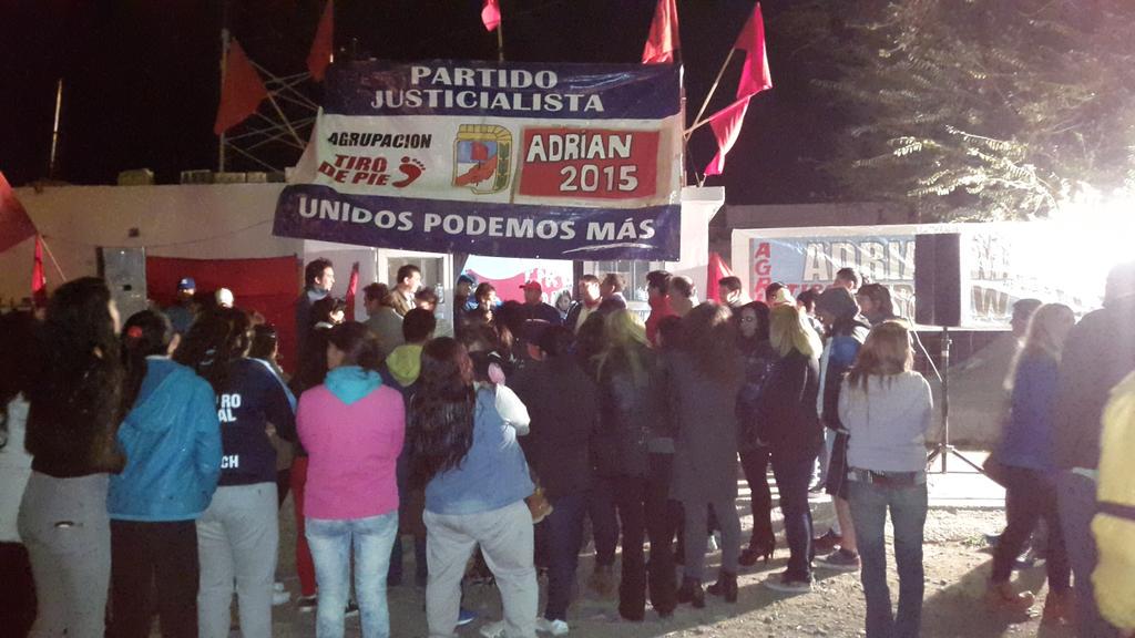 LeilaLloydJones's tweet photo. @AMaderna2015 apertura de la casa de la cra. Vicky!! Barrio Progreso!! #Chubut http://t.co/VV4TWWLxks