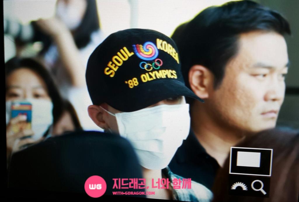 [7/6/15][Pho] BIGBANG tại sân bay Gimpo trở về từ Bắc Kinh CG355izUIAAYSq0