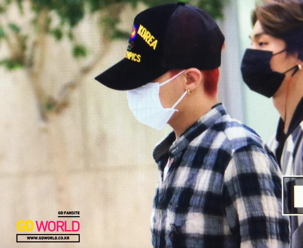 [7/6/15][Pho] BIGBANG tại sân bay Gimpo trở về từ Bắc Kinh CG36EQmUAAA6LMZ