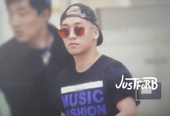 [7/6/15][Pho] BIGBANG tại sân bay Gimpo trở về từ Bắc Kinh CG37OD6UcAElnuG