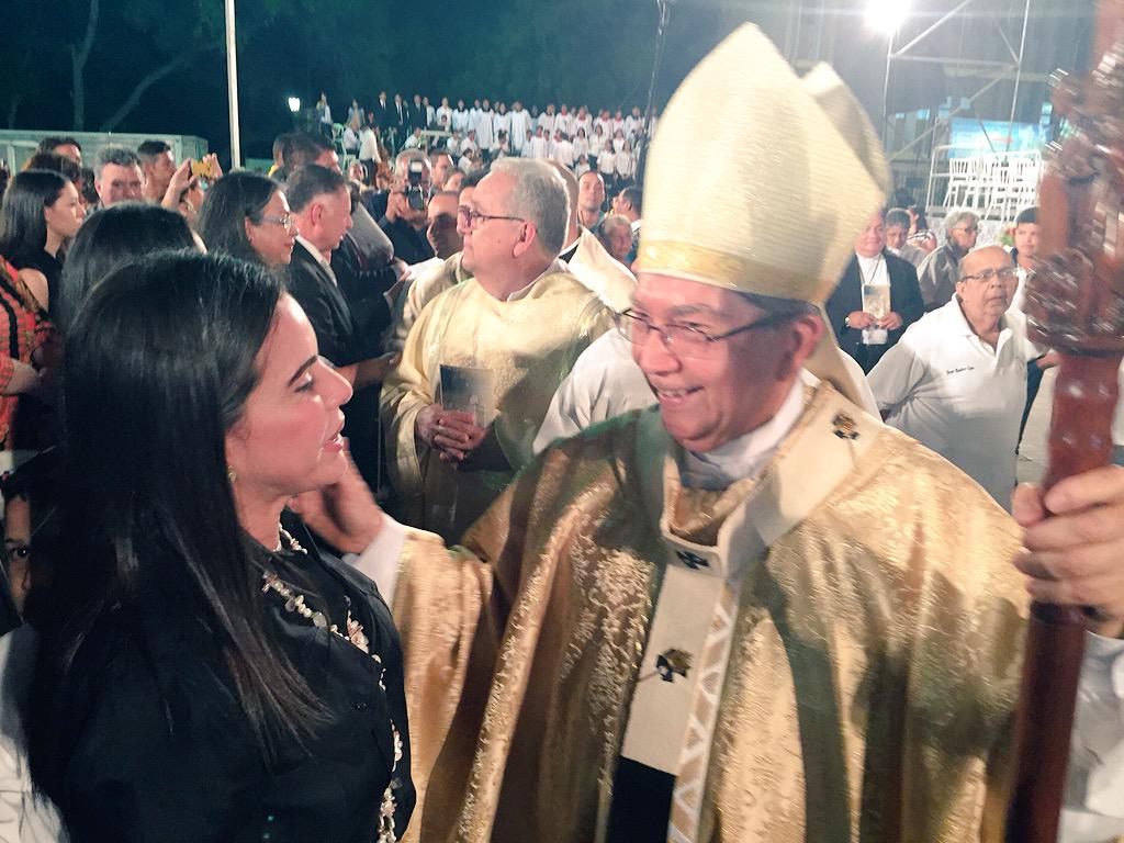 EvelingTrejo's tweet photo. Hoy acompañamos en la celebración del 25 Aniversario Episcopal a @MonsUbaldo http://t.co/xFuuF12L1W