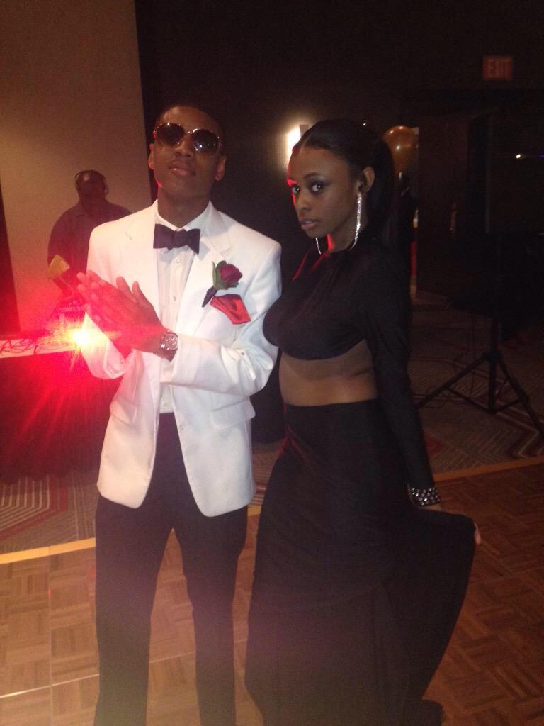 PROMRATES's tweet photo. We wear crop tops to prom now #tryagain 🚮🚮🚮🚮🚮🚮 http://t.co/RI9E4v1iKv