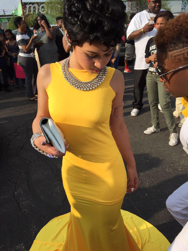 PROMRATES's tweet photo. Never did I ever see yellow pulled off for prom😍😍😍😍🔥🔥🔥🔥 http://t.co/lmct4KZRNf