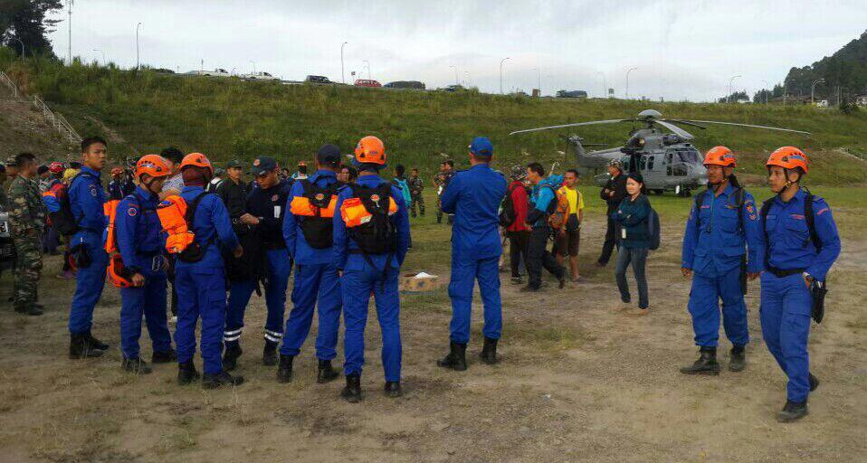 FazliSardi's tweet photo. #gempasabah misi diteruskan. Doakan keselamatan Tim Penyelamat #OpsKinabalu @501Awani @KDNPUTRAJAYA @JPAMtwiter http://t.co/MRhl1t5f5v