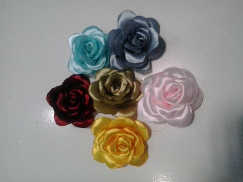 fatiha_craft's tweet photo. Baru selesai buat bunga mawar bakarnya, tinggal durangkai jadi bros cantik http://t.co/DqcUunQa1g