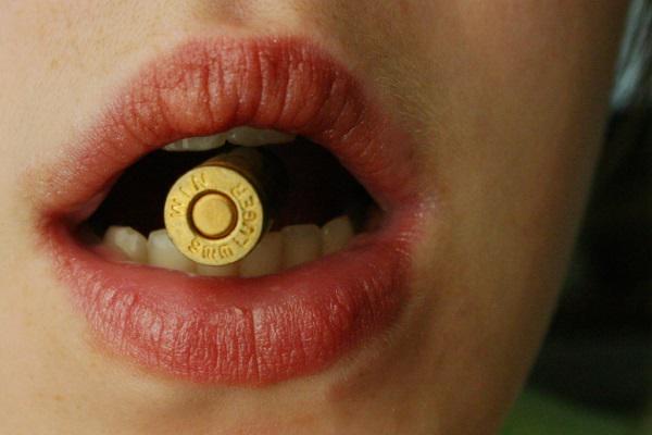 Ловит пуля. Солдат поймал пулю рукой. Ловит пуля. Ловит пуля. Терминатор 2.