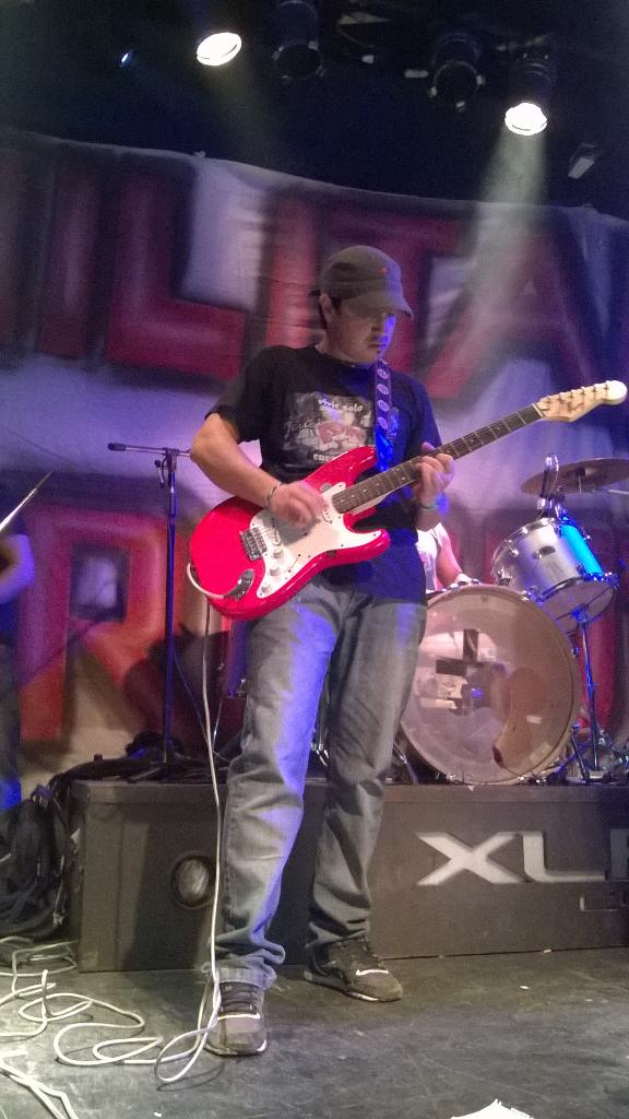 AcevedoSanti's tweet photo. #PlantarBandera una banda under con música, letras y sonidos propios para roquear hasta el final @BrigadaEcoArg http://t.co/ERTUUIM2YP