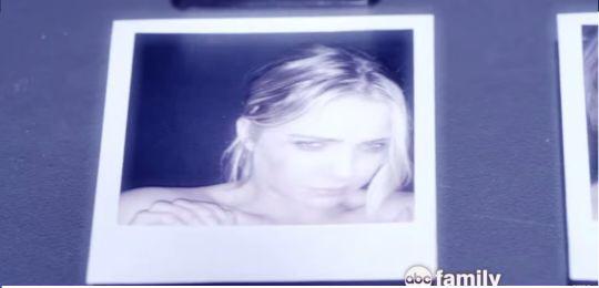 FrasesPontoComm's tweet image. Alguém pode me explica essas fotos? 😱😱😱👈🅰 #PrettyLittleLiars #TroianIsComeToBrazil #WelcomeBackPLL #PLLSeason6