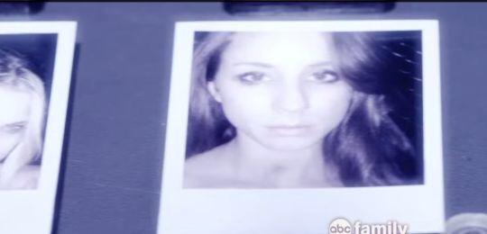 FrasesPontoComm's tweet image. Alguém pode me explica essas fotos? 😱😱😱👈🅰 #PrettyLittleLiars #TroianIsComeToBrazil #WelcomeBackPLL #PLLSeason6