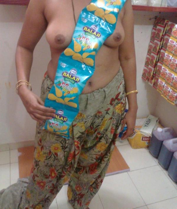 rituchinal1's tweet photo. saman bechne k kai tareeke hain par sabse best wala to yahi hai http://t.co/oiXNYuJBAY