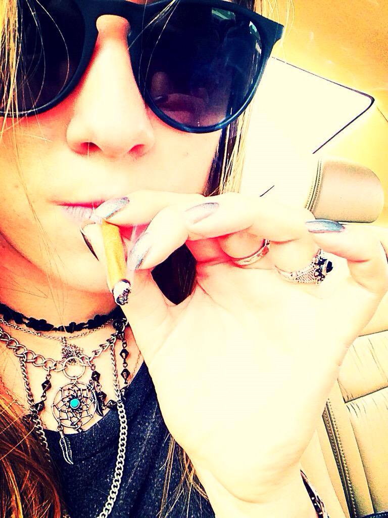 BakedBabes's tweet photo. Shoutout to this baked babe @maevemcd0nald 😍💨 http://t.co/0nRoFwP8ms