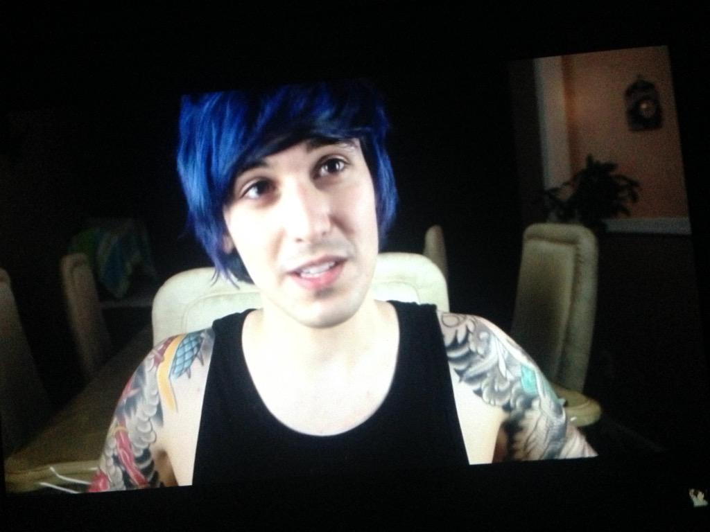 summerlin_karah's tweet photo. When you notice the background 😂 @CrankThatFrank http://t.co/lfiQvMLjJv