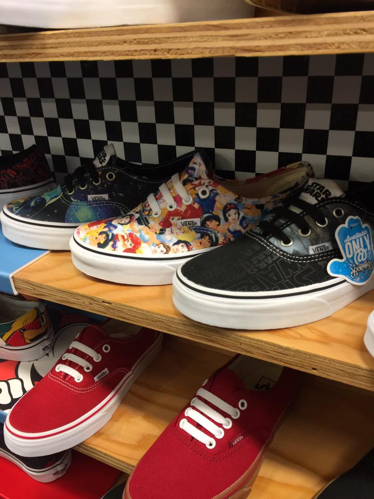 raylineperez's tweet photo. A pair for me and @cristela9 #journeys http://t.co/9sdATDXEPd