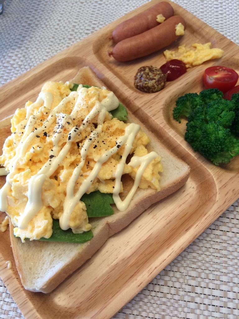 tikitikihoney's tweet photo. ココナッツオイルで作ったスクランブルエッグでアボカドトースト作ってみた。 http://t.co/kNk67urTN1