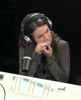 LuaPurificada's tweet image. Aquele momento difícil em que você tenta tirar uma cutícula bem pequena,que não esta te incomodando,mas ta ali