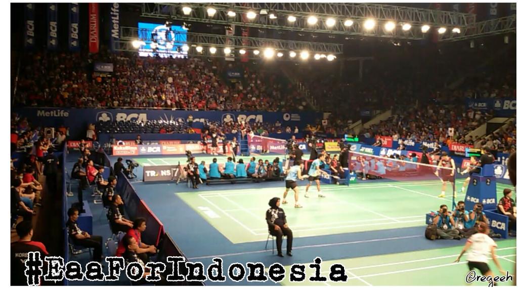regeeh's tweet photo. CRAZY ATMOSPHERE! @Djarum_Badmnton #EaaForIndonesiaFINAL http://t.co/J48YuoiBud