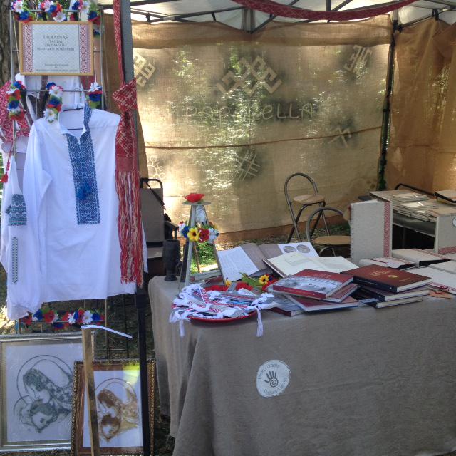 gunta_k's tweet image. Pirmoreiz kopā ar mūsu latviskajām grāmatām Ukrainas etnogrāfisko rakstu darbi.Paldies par interesi! #brivdabasmuzejs